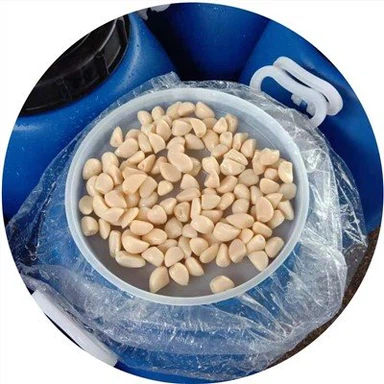 Солоні очищені зубчики часнику в розсолі