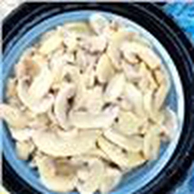 Солоні скибочки грибів у великих бочках